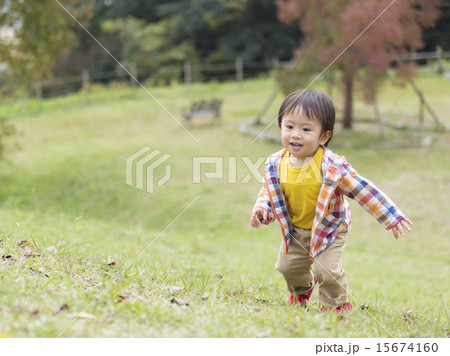 草原で遊ぶ男の子 15674160