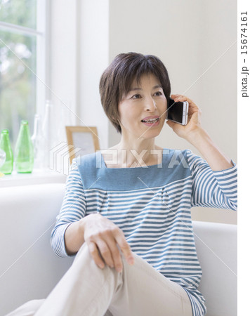 スマートフォンで話す女性 スマートフォンで話す女性 15674161