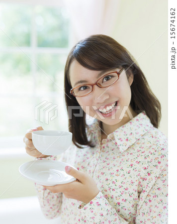 ティーカップを持つ女性 ティーカップを持つ女性 15674162