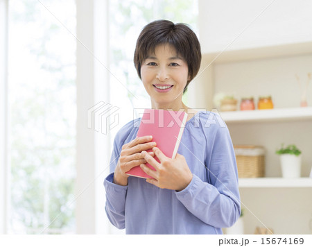本を持つ女性 15674169