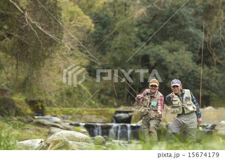 釣りをする2人のシニア男性 15674179