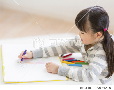 お絵描きをする女の子 15674210