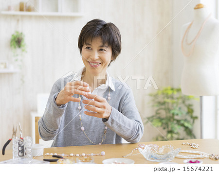 テーブルにつく女性 テーブルにつく女性 15674221