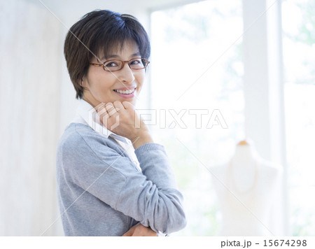 頬杖をつく女性 頬杖をつく女性 15674298