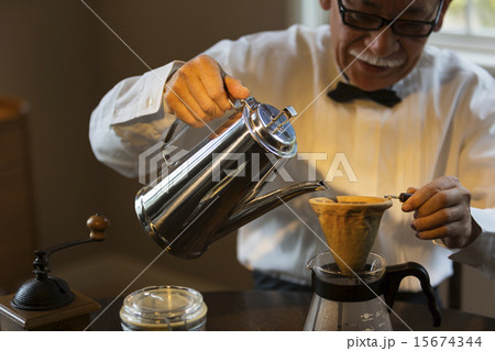 コーヒーを淹れるシニア男性 コーヒーを淹れるシニア男性 15674344