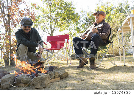 焚き火と2人のシニア男性 焚き火と2人のシニア男性 15674359