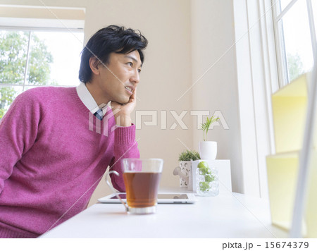 窓の外を眺めるビジネスマン 15674379