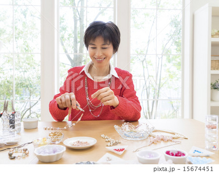 ビーズアクセサリーを作る女性 ビーズアクセサリーを作る女性 15674451