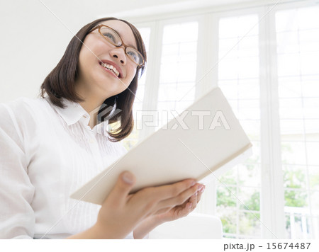 本を持つ日本人女性 15674487