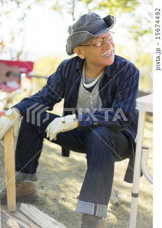 薪を持つシニア男性 15674492