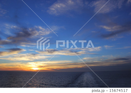 夕陽と航跡 15674517