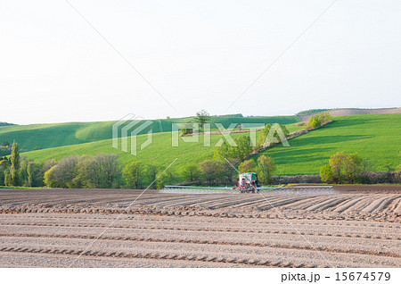 スプレーヤーを付けたトラクター スプレーヤーを付けたトラクター 15674579