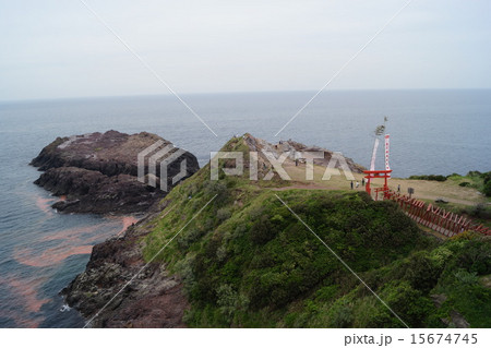 元ノ隅稲成大社の鳥居と海面 15674745