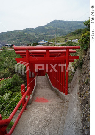 元ノ隅稲成大社の鳥居のトンネル入り口 15674746