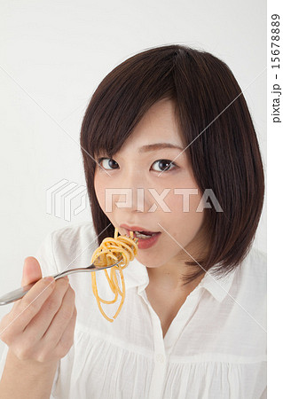 パスタを食べる女性 15678889