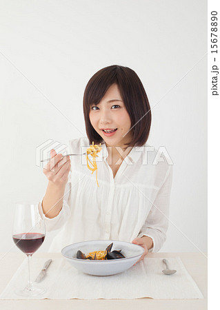 パスタを食べる女性 15678890