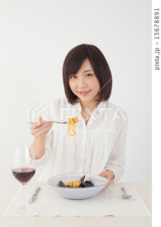 パスタを食べる女性 15678891