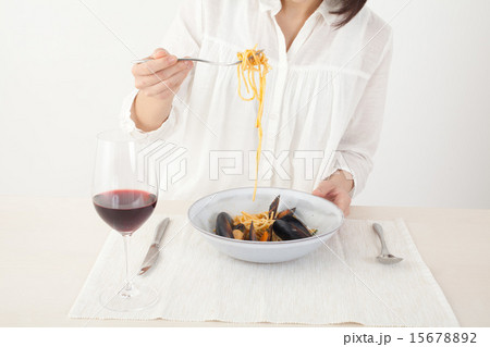 パスタを食べる女性 15678892