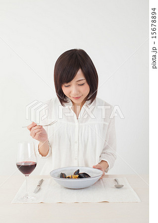 パスタを食べる女性 15678894