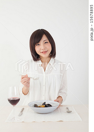 パスタを食べる女性 15678895