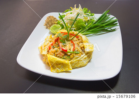Plate of Pad Thai or phat Thai in omelette 15679106