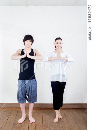 ヨガ　ライフスタイルイメージ　 15680470