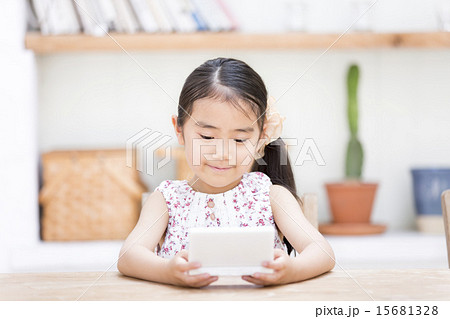 ゲーム機で遊ぶ女の子 15681328