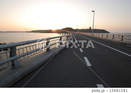 角島大橋の夕日の写真素材