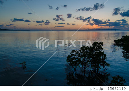 沖縄県 石垣島 名蔵湾の夕日の写真素材