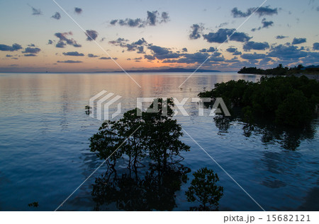 沖縄県 石垣島 名蔵湾の夕日の写真素材