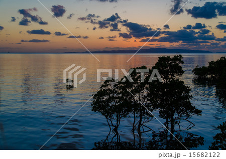 沖縄県 石垣島 名蔵湾の夕日の写真素材