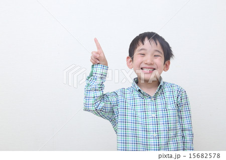 指差し　子ども　男の子 15682578