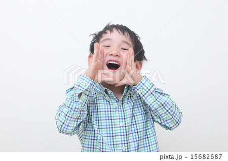 応援　叫ぶ　呼びかける　子ども　男の子 15682687