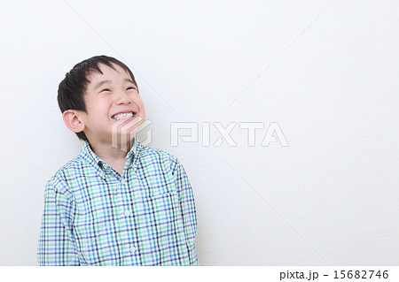 笑顔で見上げる子ども 15682746