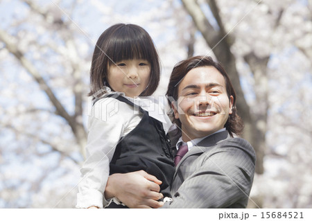 桜並木に立つ家族 桜並木に立つ家族 15684521