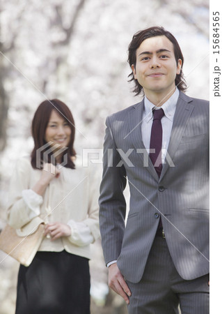 桜並木に立つ夫婦 桜並木に立つ夫婦 15684565