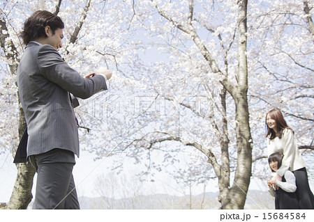 記念撮影をする家族 15684584