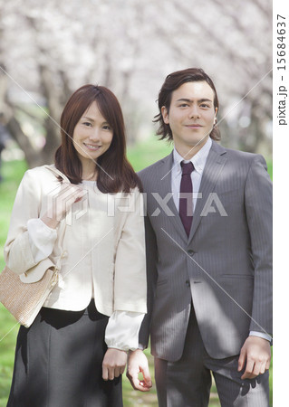 桜並木に立つ夫婦 15684637