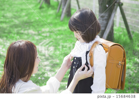 身支度をする親子 身支度をする親子 15684638