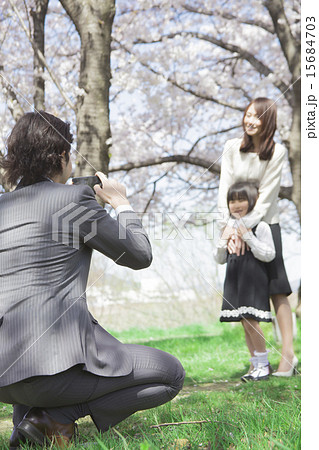 記念撮影をする家族 記念撮影をする家族 15684703