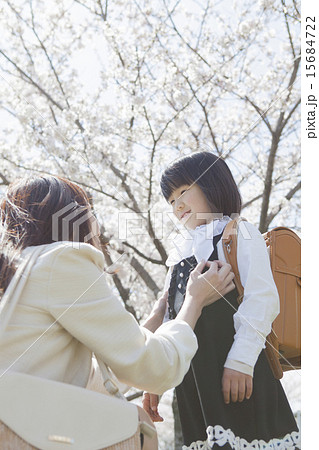 身支度をする親子 15684722