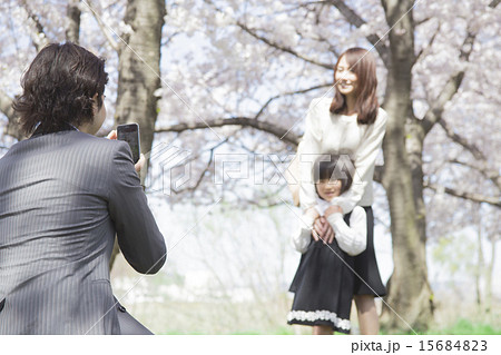 記念撮影をする家族 記念撮影をする家族 15684823