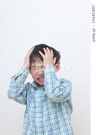 頭を抱える男の子 15685897