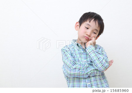 悩む子ども 15685960