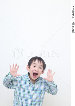 驚く男の子 15686279