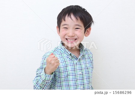 ガッツポーズをする男子 ガッツポーズをする男子 15686296