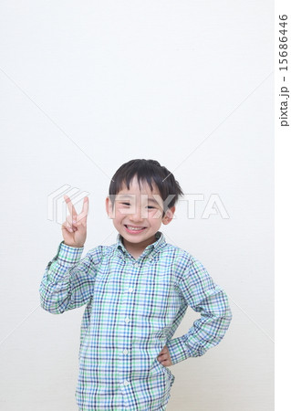 ピースサインをする男の子 15686446