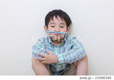 不満げな男の子 15686589