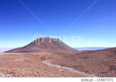抜けるような青空に覆われた南米チリ北部のアンデス山脈の険しい岩山 15687371