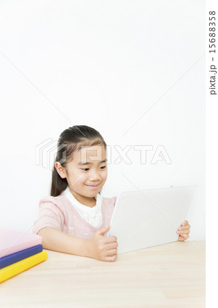 タブレットPCを使う女の子 タブレットPCを使う女の子 15688358